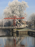 907591 Gezicht op de Rodebrug over de Vecht te Utrecht, vanaf de Lagenoord, met op de achtergrond berijpte bomen.